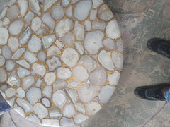 Runder Tisch mit glänzendem Perlmutt-Mosaik-Finish für einen luxuriösen Touch