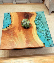 Table basse en époxy inspirée de l'océan avec galets intégrés et bois Live Edge