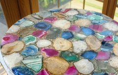 Table en résine d'agate multicolore fabriquée à la main avec des meubles au design inspiré des géodes vibrantes