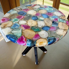 Table en résine d'agate multicolore fabriquée à la main avec des meubles au design inspiré des géodes vibrantes