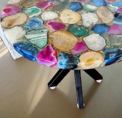 Table en résine d'agate multicolore fabriquée à la main avec des meubles au design inspiré des géodes vibrantes