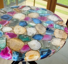 Table en résine d'agate multicolore fabriquée à la main avec des meubles au design inspiré des géodes vibrantes
