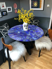 Atemberaubender, runder Tisch im Stil des blauen Lapislazuli mit glänzendem Mosaikdesign und leuchtend gelbem Blumendekor in einer einzigartigen Vase.