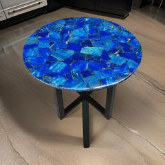 Atemberaubender, runder Tisch im Stil des blauen Lapislazuli mit glänzendem Mosaikdesign und leuchtend gelbem Blumendekor in einer einzigartigen Vase.