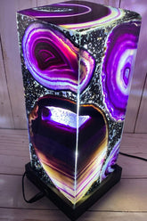 Lampe en résine d'agate violette fabriquée à la main avec un design inspiré pour une décoration intérieure unique