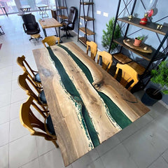 Table à manger rustique en bois avec bordure en époxy vert émeraude et motif de grain naturel