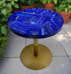 Atemberaubender, runder Tisch im Stil des blauen Lapislazuli mit glänzendem Mosaikdesign und leuchtend gelbem Blumendekor in einer einzigartigen Vase.