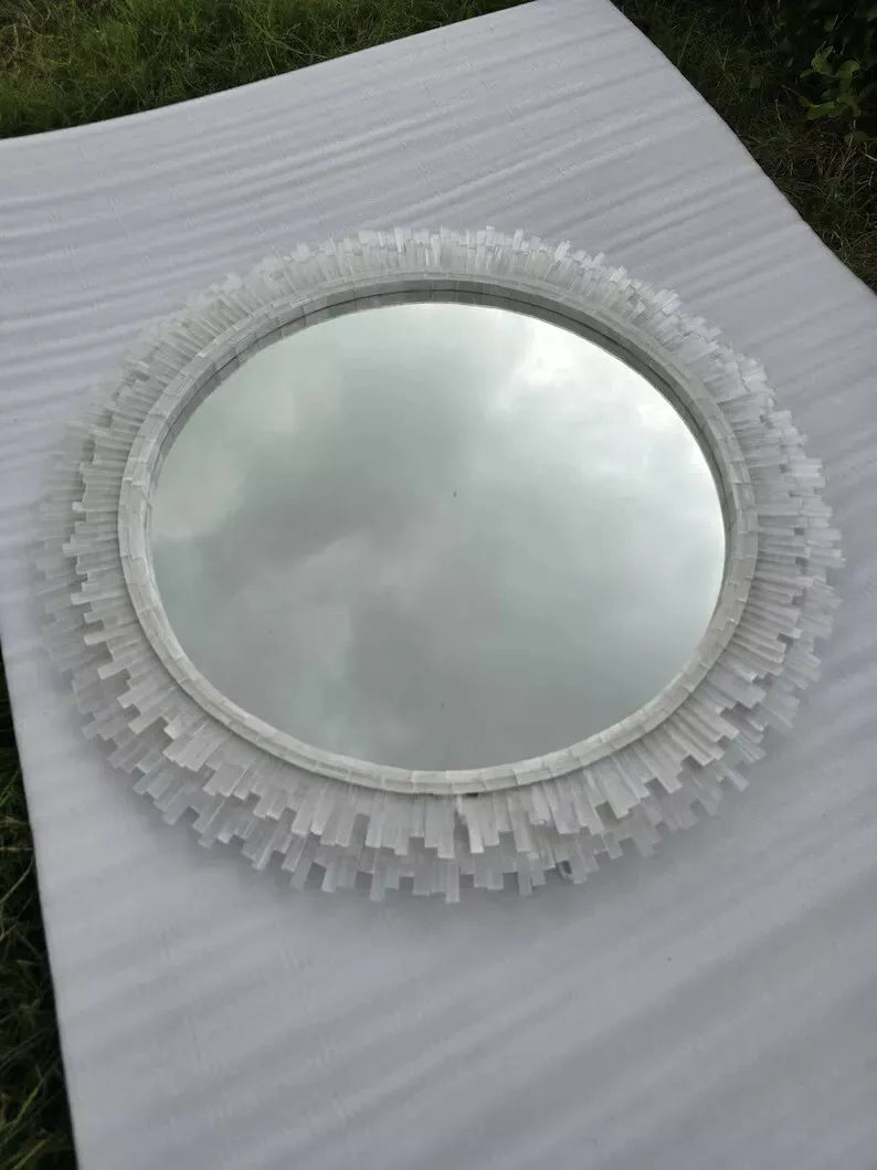 Elegant Circular Decorative Mirror with Geometric Frame Design